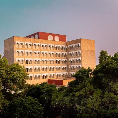 瓦拉纳西泰姬恒河酒店 外观 照片 The main building of the university