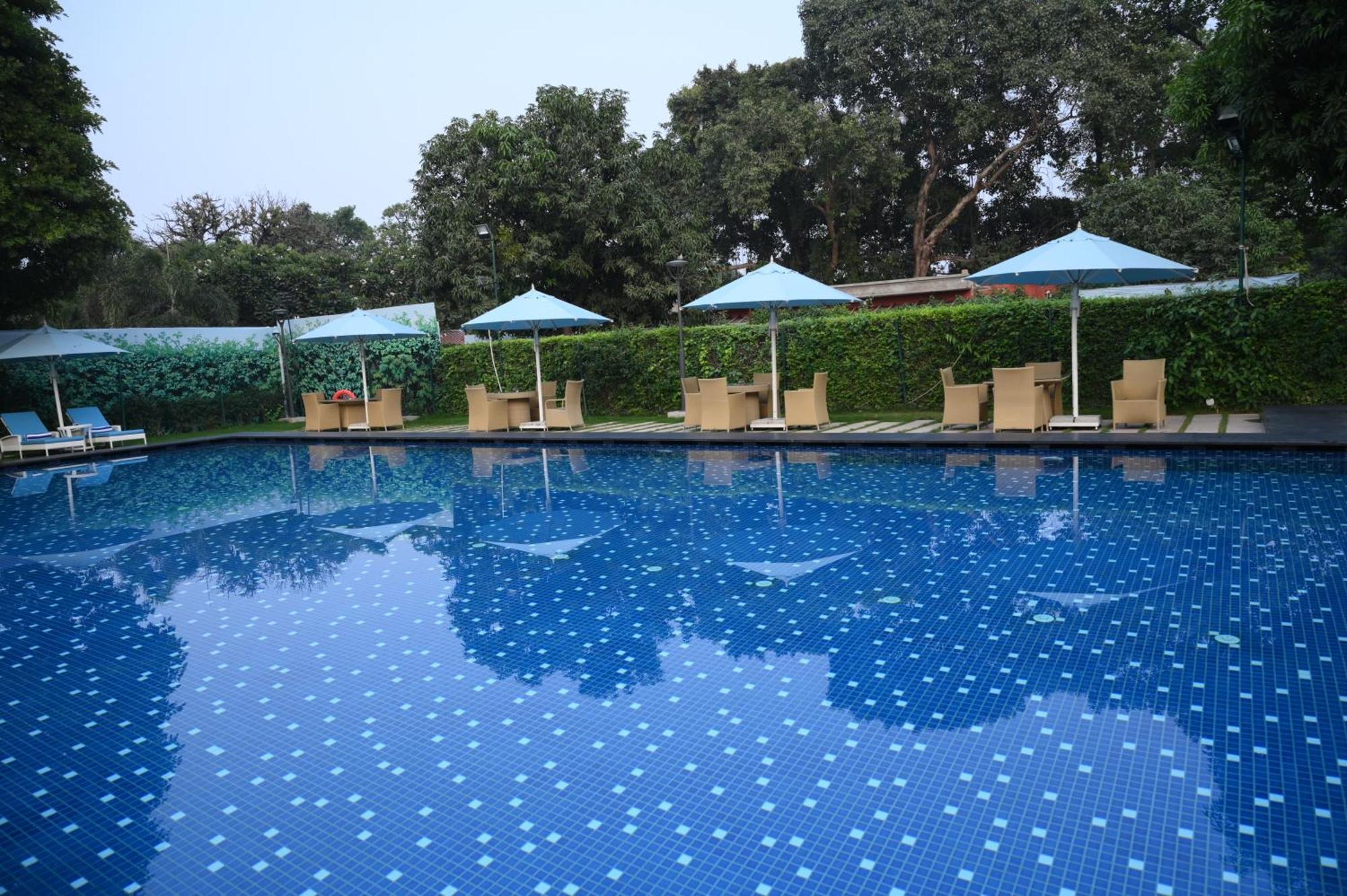 瓦拉纳西泰姬恒河酒店 外观 照片 Swimming pool at the Taj Bengal