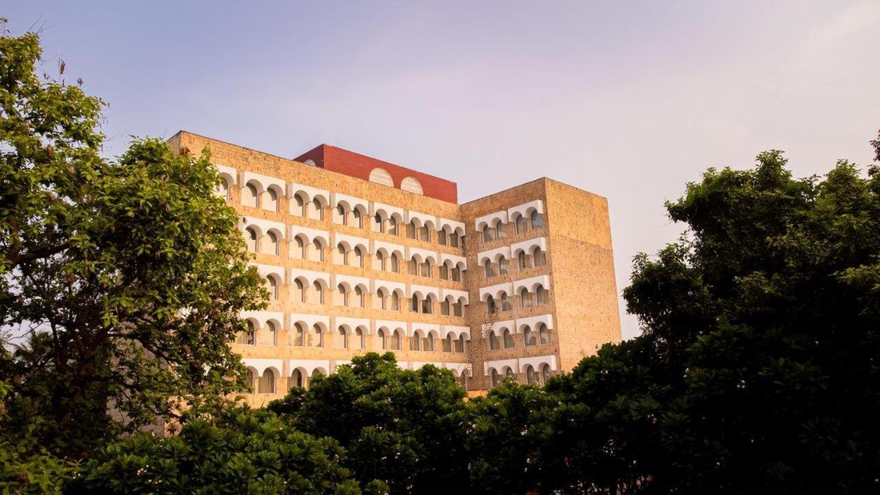 瓦拉纳西泰姬恒河酒店 外观 照片 The main building of the university