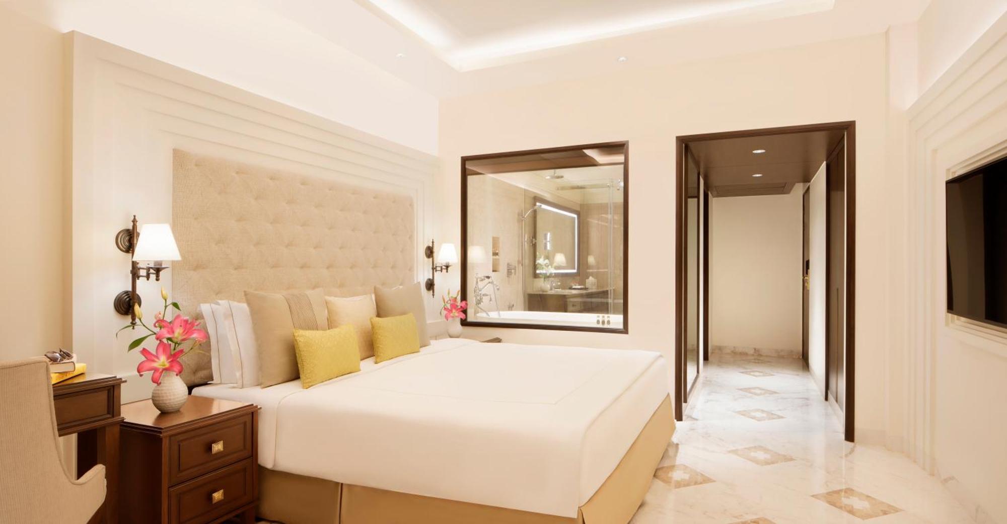 瓦拉纳西泰姬恒河酒店 外观 照片 A bedroom at the Taj Mahal Palace