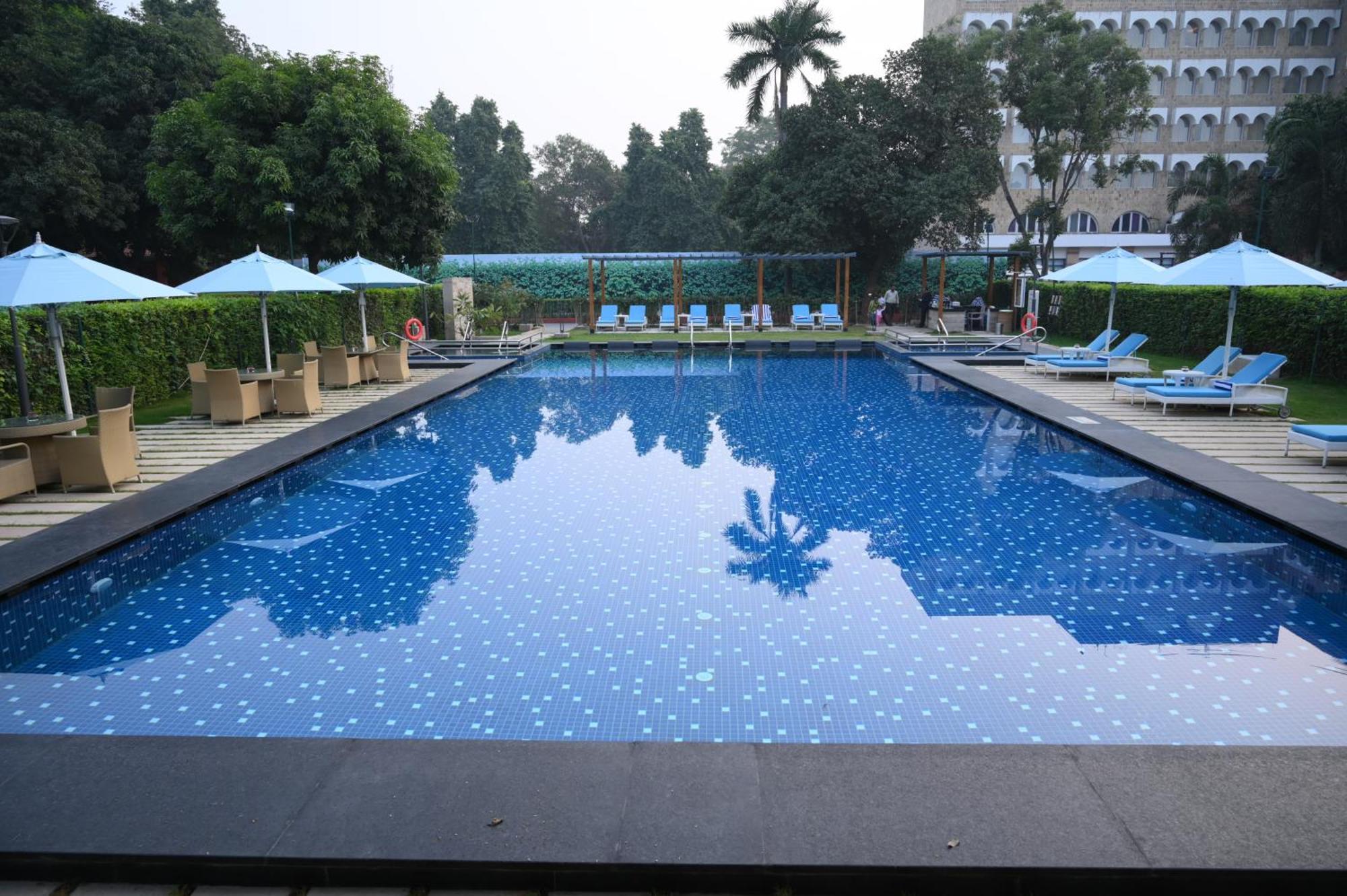 瓦拉纳西泰姬恒河酒店 外观 照片 Swimming pool at the hotel