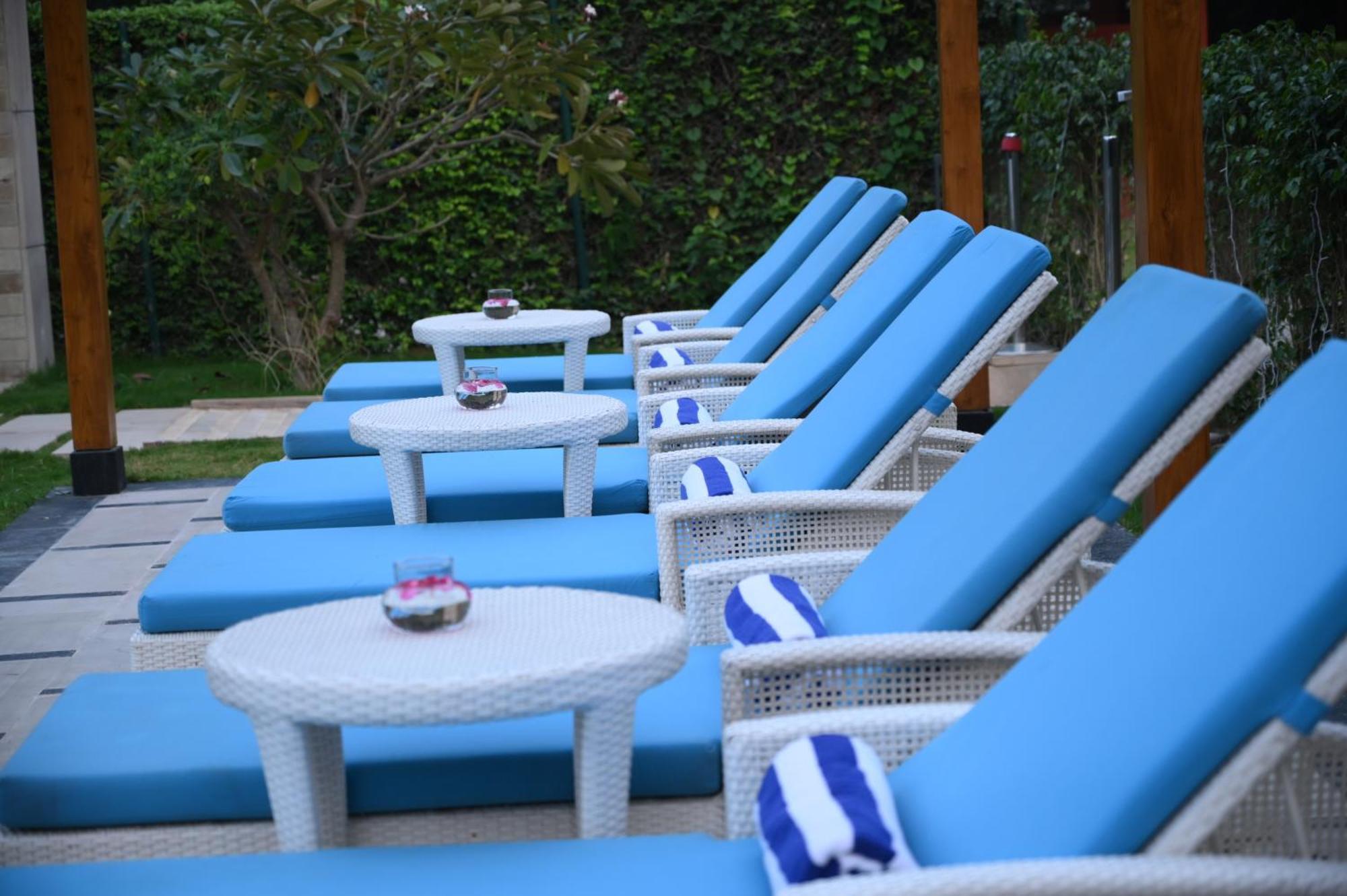 瓦拉纳西泰姬恒河酒店 外观 照片 Poolside at the hotel