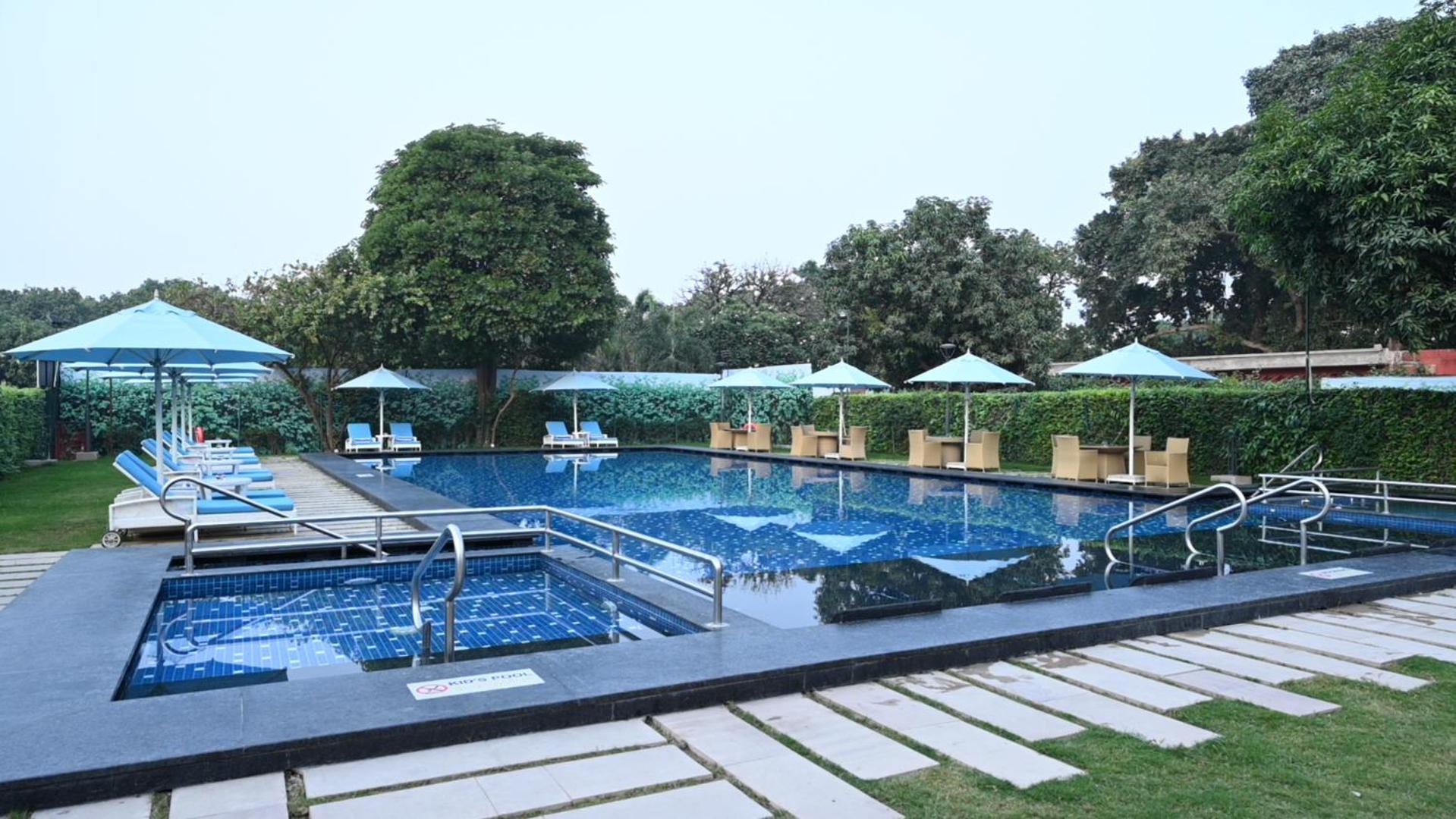 瓦拉纳西泰姬恒河酒店 外观 照片 The pool at the Taj Bengal
