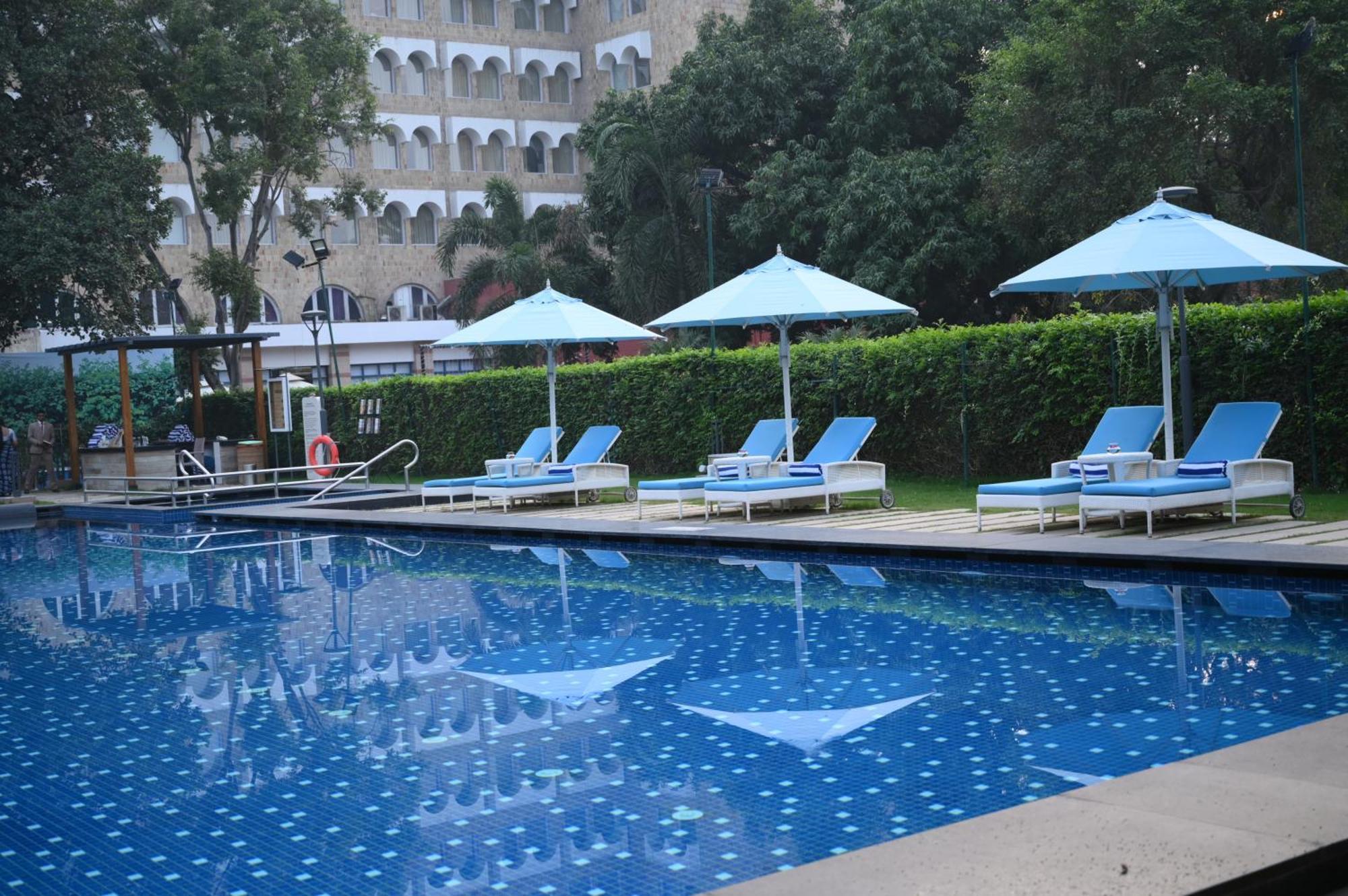 瓦拉纳西泰姬恒河酒店 外观 照片 Pool at the Taj Bengal