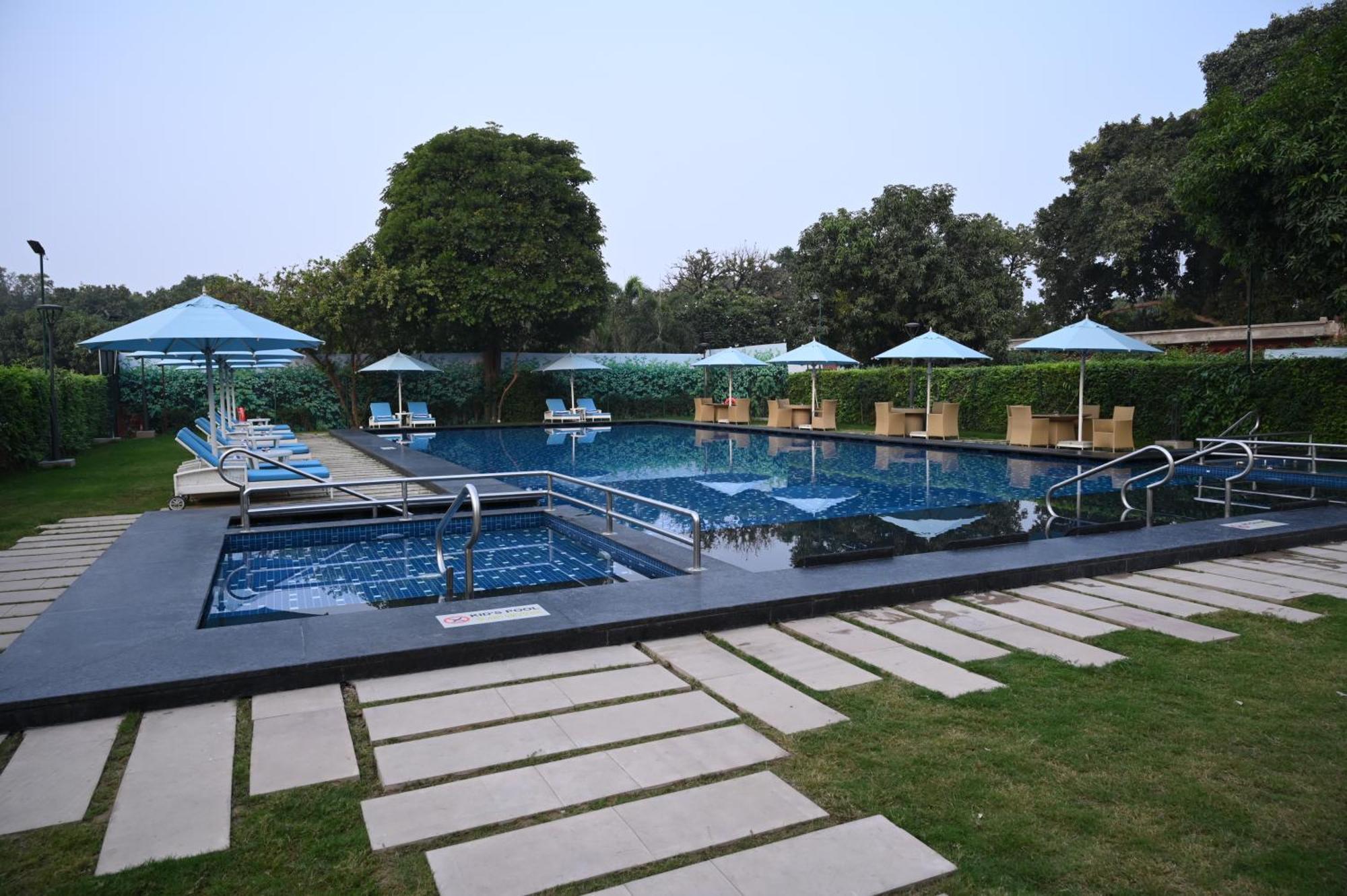 瓦拉纳西泰姬恒河酒店 外观 照片 The pool at the Taj Bengal