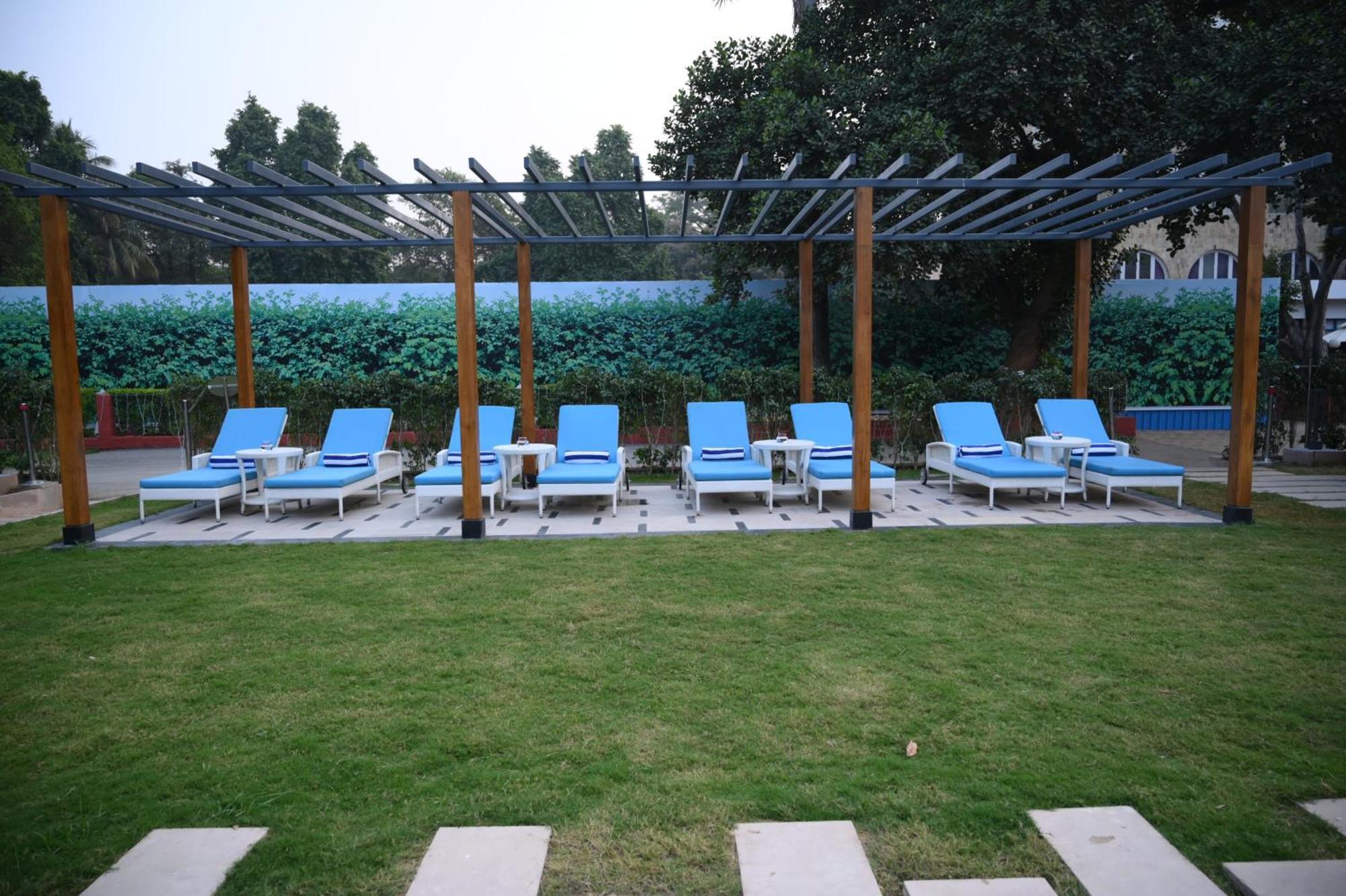 瓦拉纳西泰姬恒河酒店 外观 照片 The pool at the hotel