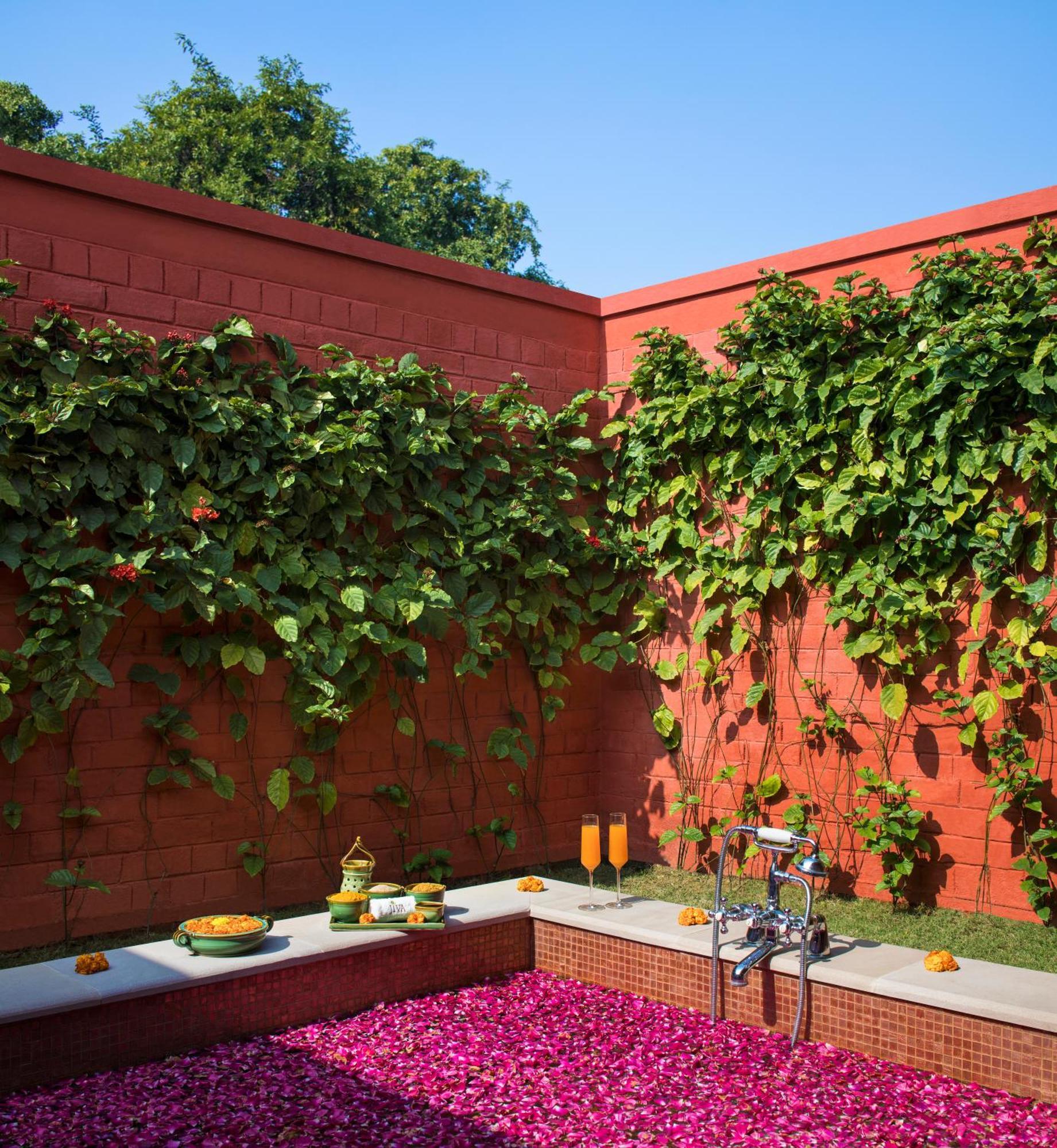瓦拉纳西泰姬恒河酒店 外观 照片 A living wall